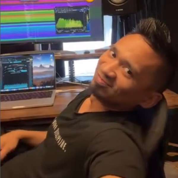 Vincent in zijn thuisstudio